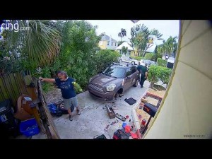 米フロリダ州のある住宅地で2019年12月、女性が助けを求めて叫んでいると通報があった。しかし声の正体はおしゃべり上手なオウムだった（画像は『ViralHog　2020年1月3日公開 YouTube「Neighbor Calls Police on Parrot || ViralHog」』のサムネイル）