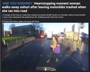 英ロンドンで2019年、バイクで走行中の男性が赤信号にもかかわらず飛び出してきた女性と衝突（画像は『The Sun　2019年1月24日付「‘ARE YOU KIDDING?’ Heartstopping moment woman walks away unhurt after leaving motorbike trashed when she ran into road」』のスクリーンショット）