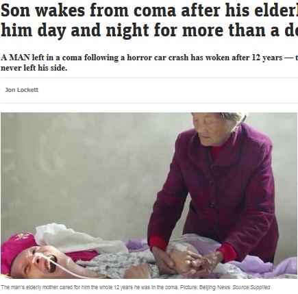 中国山東省在住のある母親は、2006年に交通事故に遭った息子の意識回復を信じて介護し続けた。そして12年が経った2018年10月、ついに息子が意識を取り戻していた（画像は『news.com.au　2018年11月7日付「Son wakes from coma after his elderly mum nursed him day and night for more than a decade」（Picture: Beijing News）』のスクリーンショット）