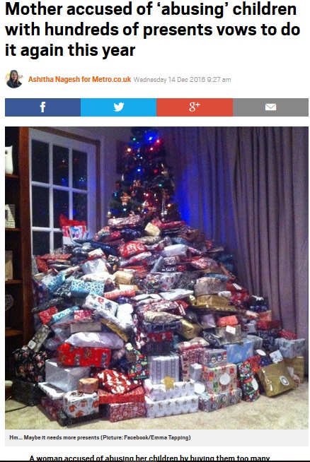 マン島在住の母親は2016年、3人の子供たちのために300個近くのクリスマスプレゼントを購入。「甘やかしすぎ」と物議を醸していた（画像は『Metro　2016年12月14日付「Mother accused of ‘abusing’ children with hundreds of presents vows to do it again this year」（Picture: Facebook/Emma Tapping）』のスクリーンショット）