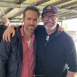 親友のライアン・レイノルズと肩を組むヒュー・ジャックマン（画像は『Ryan Reynolds　2023年8月6日付Instagram「Epic opening day at」』のスクリーンショット）