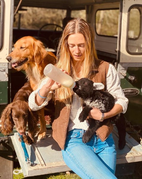 愛犬にミルクを飲ませるアリジーさん。ジェームズさんとともに数匹の愛犬達を育ててきた（画像は『James Middleton　2022年3月8日付Instagram「Celebrating International Women’s Day through our love of dogs,」』のスクリーンショット）