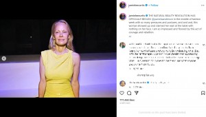 ジェイミー・リー・カーティスが共有したパメラ・アンダーソンの写真。「ナチュラルビューティ革命が正式に始まった！」と絶賛した（画像は『Jamie Lee Curtis　2023年10月2日付Instagram「THE NATURAL BEAUTY REVOLUTION HAS OFFICIALLY BEGUN!」』のスクリーンショット）