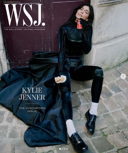 「khy」のコレクションを纏い、米誌『WSJ Magazine』の表紙を飾ったカイリー・ジェンナー。全身黒いフェイクレザーの衣装に身を包んでいる『NAMILIA　2023年10月25日付Instagram「we are so excited to announce that we are the collaborators of the first drop of ＠kyliejenner new clothing line ＠khy」』のスクリーンショット）