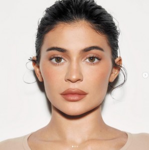 自身のコスメブランド「Kylie Cosmetics」のモデルも務めるカイリー・ジェンナー。ブランド立ち上げ後、カイリーはビリオネアの地位を獲得した（画像は『Kylie　2023年9月13日付Instagram「POWER PLUSH LONGWEAR CONCEALER」』のスクリーンショット）