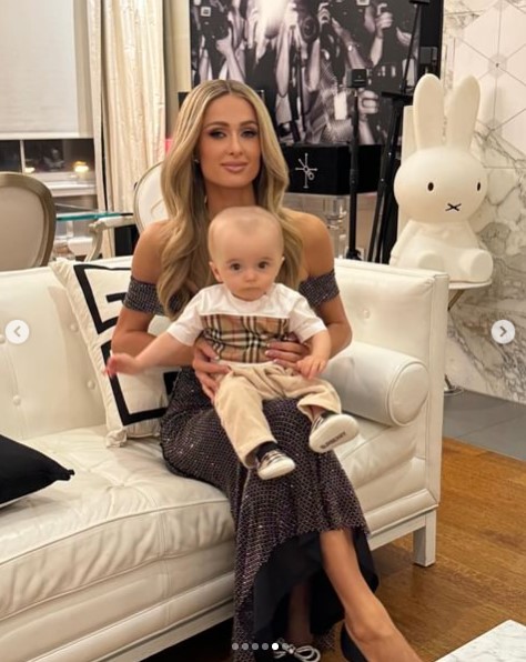 フェニックス君を抱いて、とても幸せそうなパリス・ヒルトン。しかしフォロワーからはその容姿を揶揄するコメントが届いていた（画像は『Paris Hilton　2023年10月19日付Instagram「My precious angel baby Phoenix's first time in NYC.」』のスクリーンショット）