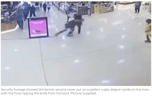 豪ニューサウスウェールズ州にあるショッピングセンターで今年9月、ナイフを振り回す男を取り押さえた男性。見事なタックルを決めていた（画像は『Sky News Australia　2023年9月14日付「Tradie and his father hailed as heroes after tackling knife-wielding man allegedly threatening Dubbo shoppers」（Picture: Supplied）』のスクリーンショット）
