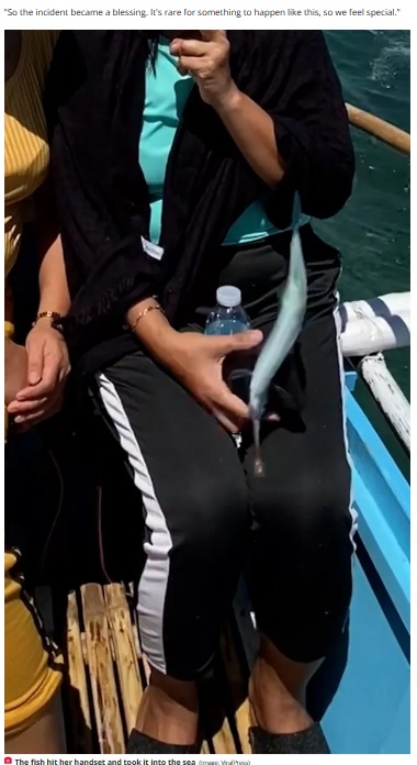 唖然とするハプニングと言えば、フィリピンで今年6月、船上にいた女性がトビウオのせいでスマホを失っていた（画像は『The Daily Star　2023年7月12日付「Flying fish leaps onto boat and steals woman’s phone as she poses for a pic」（Image: ViralPress）』のスクリーンショット）