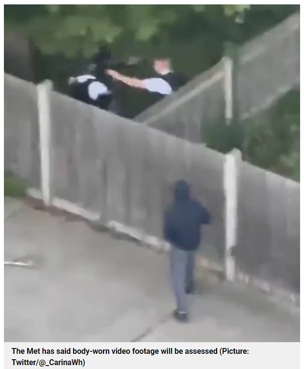 英ロンドンのアビー・ウッドで2022年6月、窃盗容疑がかけられた16歳少年の家にやってきた警察官らが数人掛かりで少年を殴りつけていた（画像は『Metro　2022年6月12日付「Police officers filmed repeatedly punching boy, 16, in garden」（Picture: Twitter/＠_CarinaWh）』のスクリーンショット）