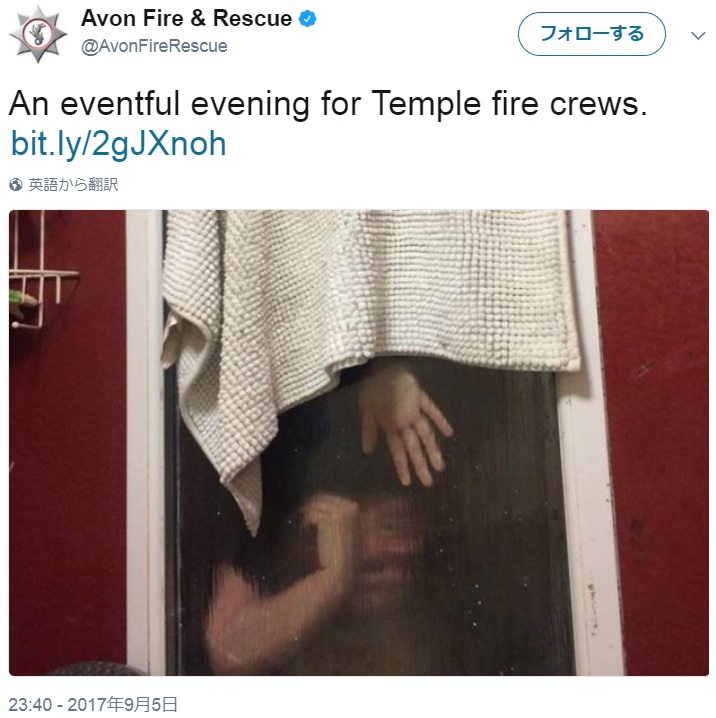 英ブリストルで2017年9月、初デートをした男性宅のトイレでひょんなことから逆さ吊りになってしまった女性。消防隊に救助されていた（画像は『Avon Fire ＆ Rescue　2017年9月5日付X「An eventful evening for Temple fire crews.」』のスクリーンショット）