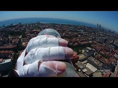 アラン・ロベールさんは2017年6月、スペインにある29階建ての高層ホテルに挑み、117メートルの高さを約20分で登り切っていた（画像は『Alain ROBERT　2017年6月13日公開 YouTube「the french spiderman climb Sky Melia Barcelona」』のサムネイル）