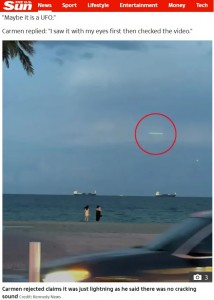米フロリダ州の海岸で今年7月、雷雲の合間を超高速で横切る物体が撮影される。目撃者はUFO以外にうまく説明がつかない状態だったという（画像は『The US Sun　2023年8月2日付「WATCH THIS SPACE Shock video shows UFO speed through thunderstorm at ‘2,000mph’ as witness says it ‘fastest thing I’ve ever seen’」（Credit: Kennedy News）』のスクリーンショット）