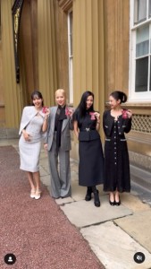 チャールズ国王から勲章を授与されたBLACKPINK。シックなスーツ姿でバッキンガム宮殿を訪れた（画像は『The Royal Family　2023年11月22日付Instagram「The King, joined by The President and First Lady of the Republic of Korea,」』のスクリーンショット）