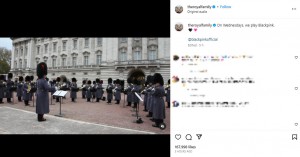 バッキンガム宮殿前の衛兵交代式で演奏する軍楽隊。韓国大統領夫妻の公式訪問を記念し、K-POPを演奏した（画像は『The Royal Family　2023年11月22日付Instagram「On Wednesdays, we play Blackpink.」』のスクリーンショット）
