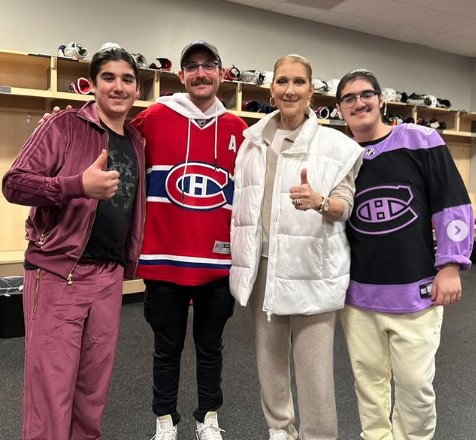 「モントリオール・カナディアンズ」のロッカールームを訪れたセリーヌ・ディオンと3人の息子達。親子で仲良く寄り添い、楽しそうに微笑んでいる（画像は『Céline Dion　2023年11月1日付Instagram「My boys and I had such a fun time visiting with the Montreal Canadiens after their hockey game with Vegas Golden Knights in Las Vegas Monday night.」』のスクリーンショット）