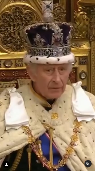 国会開会式に現れたチャールズ国王。君主に即位して以来、国王として初めての演説を行った（画像は『House of Lords　2023年11月7日付Instagram「Their Majesties The King and Queen arrive in the ＠UKHouseOfLords chamber for The King’s Speech.」』のスクリーンショット）