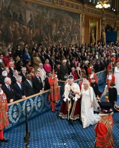 王冠と儀式用のローブを纏ったチャールズ国王とカミラ王妃。付添人の少年達が、長いローブの裾を持って後に続いた（画像は『The Royal Family　2023年11月7日付Instagram「At The King’s first State Opening of Parliament as Sovereign earlier today,」』のスクリーンショット）