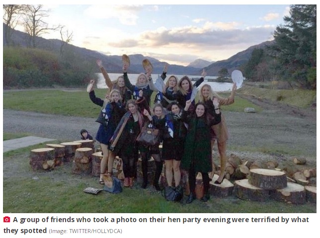 2017年7月、スコットランドでバチェロレッテパーティーを楽しむ女性たち。背後には切り株の横にうずくまっている小さな男の子の姿が写っていた（画像は『The Daily Star　2023年8月8日付「Hen party flees Scottish beauty spot after haunting group photo unearths lake tragedy」（Image: TWITTER/HOLLYDCA）』のスクリーンショット）