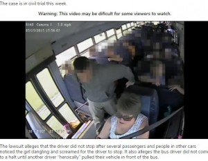 米ケンタッキー州で2015年5月、当時小学1年生だった女児がスクールバスを降車中、背負ったリュックをドアに挟まれてしまい約350メートル引きずられていた（画像は『NewsNation Now　2021年7月14日付「Watch: New video shows Kentucky girl’s 2015 dragging by school bus」』のスクリーンショット）