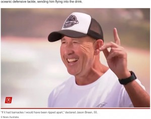 カメラを片手にウィンドサーフィンを楽しんでいたジェイソンさん。「もしクジラの体にフジツボなどが付いていたら、私の身体は引き裂かれてしまっていたかも」と話している（画像は『New York Post　2023年10月25日付「‘This is what it feels like to die’: Surfer body-slammed by humpback whale in dramatic clip」（9 News Australia）』のスクリーンショット）