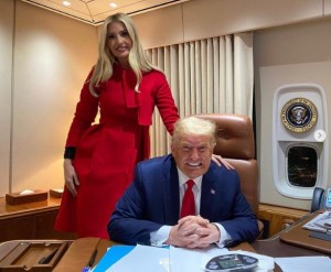 父ドナルド・トランプ氏とイヴァンカのツーショット。トランプ氏はイヴァンカのことを「娘でなければ結婚したい」と言うほど溺愛している（画像は『Ivanka Trump　2020年11月3日付Instagram「Wheels down」』のスクリーンショット）