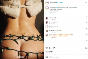仏ファッションブランド「Jacquemus」が公開した新コレクションのキャンペーン写真。ケンダル・ジェンナーの下半身にはクリスマスライトだけが巻かれていた（画像は『JACQUEMUS　2023年11月5日付Instagram「“GUIRLANDE” with ＠kendalljenner」』のスクリーンショット）