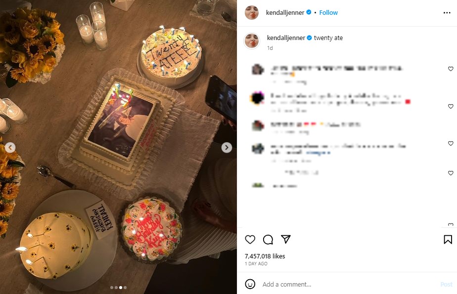 ケンダル・ジェンナーのために用意された4個のバースデーケーキ。巨大なケーキには幼少期のケンダルの写真がプリントされている（画像は『Kendall　2023年11月4日付Instagram「twenty ate」』のスクリーンショット）