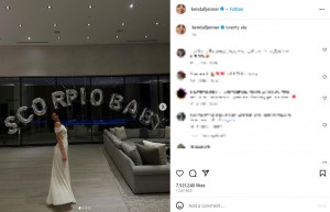 白いドレスを纏い、28歳の誕生日を祝福するケンダル・ジェンナー。壁には「さそり座のベイビー」を意味する風船が飾られた（画像は『Kendall　2023年11月4日付Instagram「twenty ate」』のスクリーンショット）