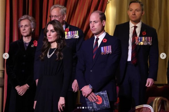 「リメンバランス・デー」のコンサート会場のロイヤル・ボックスに立つキャサリン皇太子妃。エリザベス女王が所有したパールの3連ネックレスを着けていた（画像は『The Royal Family　2023年11月11日付Instagram「This evening The King and Queen,」』のスクリーンショット）