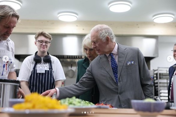 英オックスフォードシャー州にある食料配給拠点「Food and Education Alliance」を視察するチャールズ国王。新たなプロジェクトでは、余った食料を国民に供給する活動を支援している（画像は『The Royal Family　2023年11月14日付Instagram「The Coronation Food Project has been launched!」』のスクリーンショット）