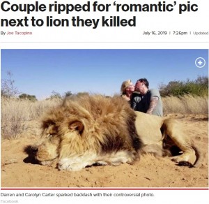 2019年には仕留めたばかりのライオンのすぐ後ろで熱いキスをする写真がSNSで公開され物議を醸した。南アフリカで撮影したという（画像は『New York Post　2019年7月16日付「Couple ripped for ‘romantic’ pic next to lion they killed」（Facebook）』のスクリーンショット）