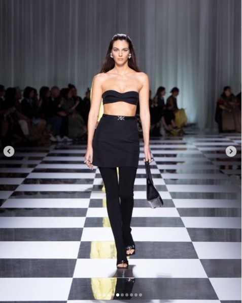 「ヴェルサーチェ」の2024年春夏ミラノ・コレクションに出演したヴィットリア・チェレッティ。上半身を露出したスタイルを披露した（画像は『Donatella Versace　2023年9月23日付Instagram「Fresh and graphic.」』のスクリーンショット）