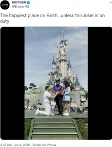 仏パリのディズニーランドで、ゲストのプロポーズを邪魔するスタッフ。2022年に動画が拡散されると、SNSが大炎上した（画像は『BROTHER　2022年6月4日付X「The happiest place on Earth…unless this loser is on duty」』のスクリーンショット）