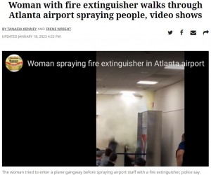 米ジョージア州にあるアトランタ国際空港で今年1月、ある女が空港職員らに消火剤を散布。女はその場で逮捕されていた（画像は『Macon Telegraph　2023年1月18日付「Woman with fire extinguisher walks through Atlanta airport spraying people, video shows」』のスクリーンショット）
