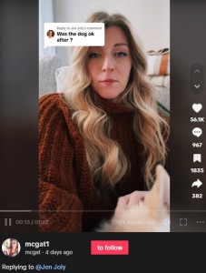 動画に大きな反響があり、TikTokを更新して「ジャックは二日酔いもないし大丈夫。子供のような存在だし、虐待はしていない」と述べるメアリーさん（画像は『mcgat　2023年11月20日付TikTok「Replying to ＠Jen Joly」』のスクリーンショット）