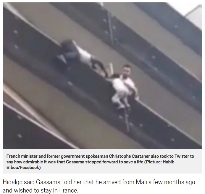 仏パリのマンションで2018年5月、5階バルコニーから転落しそうになった男児を見事に救出した男性。彼には“パリ18区のスパイダーマン”と称賛の声があがっていた（画像は『Metro　2018年5月28日付「Mamoudou Gassam who climbed building in Paris to save child on balcony is declared a hero」（Picture: Habib Bibou/Facebook）』のスクリーンショット）