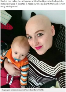 2016年、乳がんで両乳房切除術を受けたイギリス在住の女性。翌年、医師から「乳がんは誤診だった」という衝撃的な事実が告げられていた（画像は『Metro　2020年1月3日付「Mum had both breasts removed after being wrongly diagnosed with cancer」（Picture: Sarah Boyle /SWNS）』のスクリーンショット）