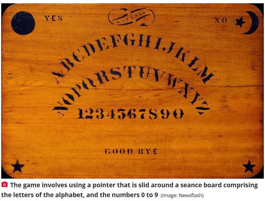降霊術または交霊術として、死者と交信するために用いられる西洋版コックリさんの“ウィジャボード”。友人同士で遊んでいたはずが、殺人事件に発展してしまった（画像は『The Daily Star　2023年11月20日付「Ouija board tells teen’s friends to kill him as he was found naked and wrapped in sheet」（Image: Newsflash）』のスクリーンショット）