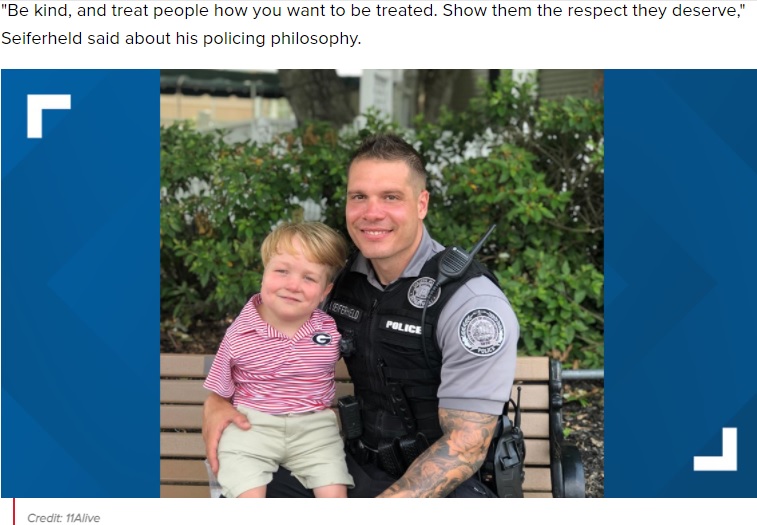 米ジョージア州在住の生まれつき両腕がない6歳男児。2021年にパトロール中の警察官と運命の出会いをし、深い絆が生まれた（画像は『11Alive　2021年6月1日付「Duluth police officer mentors 6-year-old who wants to be a cop」（Credit: 11Alive）』のスクリーンショット）