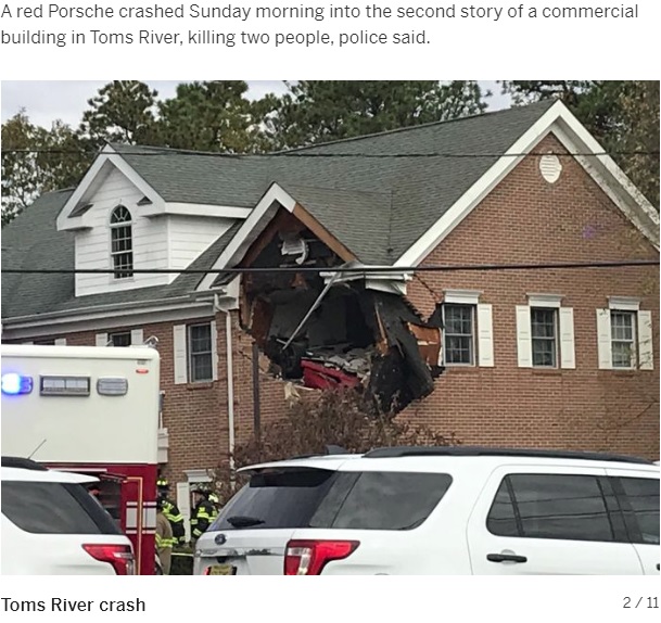 米ニュージャージー州で2019年11月、猛スピードのポルシェが建物2階に突っ込み、乗っていた20代男性2人が死亡した（画像は『NJ.com　2019年11月11日付「Porsche crashes into second story of building, killing 2, police say」（Ed Murray | NJ Advance Media for NJ.com）』のスクリーンショット）