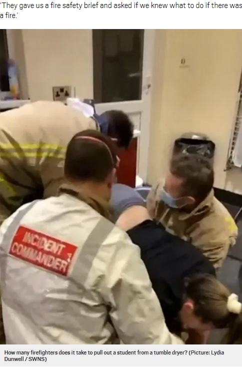 英キングストン・アポン・ハルに住む女性は2020年9月、ふざけて乾燥機に入り込んだところ脚がはまって抜けなくなってしまった。消防士が3人がかりで引き抜いたという（画像は『Metro　2020年10月4日付「Boozy student rescued by firefighters after getting stuck inside a tumble dryer on a dare」（Picture: Lydia Dunwell / SWNS）』のスクリーンショット）
