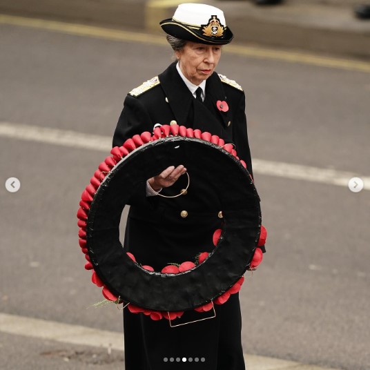 セノタフに花輪を献上するアン王女。王女は2020年に英陸軍と空軍の大将に任命された（画像は『The Royal Family　2023年11月12日付Instagram「The King, as Commander in Chief of the Armed Forces, salutes The Cenotaph」』のスクリーンショット）