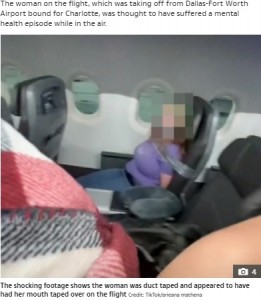 アメリカン航空機内で2021年7月、客室乗務員を攻撃し機内ドアを開けようとした女性。客室業務員5人がかりで女性を取り押さえ、口にガムテープを貼って座席に縛り付けていた（画像は『The Sun　2021年7月11日付「MID-AIR SCARE Woman DUCT TAPED to seat on American Airlines flight after ‘trying to open plane door and biting attendant’」（Credit: TikTok/arieana mathena）』のスクリーンショット）