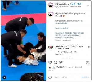 2022年11月、チリで行われた柔術の大会に犬が乱入。白い道着を着た選手にしがみつき、レフェリーや選手も笑っていた（画像は『Dojo Ronin　2022年11月26日付Instagram「Cosas que pasan en Chile」』のスクリーンショット）