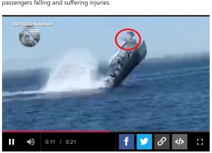 メキシコの沖合で2022年4月、ホエールウォッチング中だった小型ボートがクジラに衝突。観光客が船外に投げ出されていた（画像は『Metro　2022年4月25日付「Tourists flung into the air after their boat hits a whale」』のスクリーンショット）