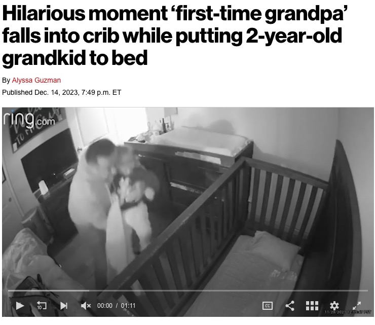 幼い孫を抱いてベビーベッドに寝かせようとした男性。ベビーモニターが捉えた動画を家族がSNSに投稿したところ、2600万回超の再生回数を記録した（画像は『New York Post　2023年12月14日付「Hilarious moment ‘first-time grandpa’ falls into crib while putting 2-year-old grandkid to bed」（kelsea_bowersmith/Tiktok）』のスクリーンショット）