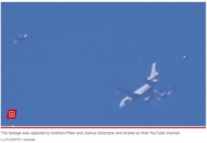 謎の球体は動画配信中に3回ほど姿を現したそうだ（画像は『New York Post　2023年12月24日付「UFO appears to fly by Air Force One at LAX during Biden visit」（L.A FLIGHTS / Youtube）』のスクリーンショット）