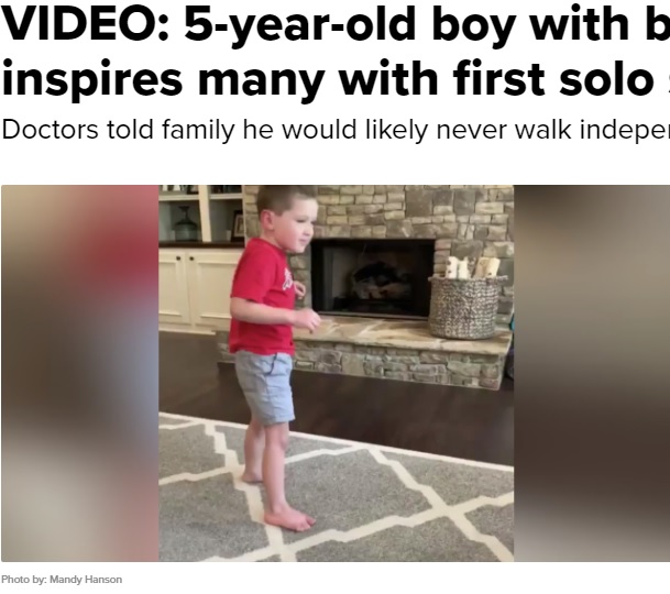 米ジョージア州に住む脳に障がいを持つ男児。医師に「一生歩くことはできないだろう」と言われていたが、厳しいセラピーに耐え5歳にして初めて自分の足で歩いた（画像は『ABC Action News　2020年6月20日付「VIDEO: 5-year-old boy with brain condition inspires many with first solo steps」（Photo by: Mandy Hanson）』のスクリーンショット）