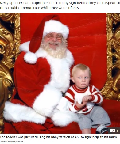 米ユタ州のショッピングモールでクリスマスが近づいた十数年前のある日、サンタクロースと記念撮影をした1歳男児は怖かったのか、手話で「助けて！」と訴えていた（画像は『The Sun US　2021年12月23日付「HO-HO-NO I thought my toddler would love Santa but he sent secret message saying he was terrified while sat on his lap」（Credit: Kerry Spencer）』のスクリーンショット）