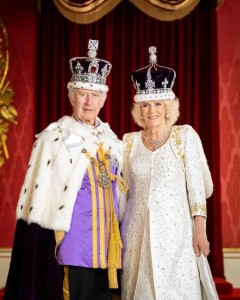 5月の戴冠式後に公開されたチャールズ国王とカミラ王妃のポートレート。宮殿のスローン・ルームで撮影された（画像は『The Royal Family　2023年5月8日付Instagram「As the Coronation weekend draws to a close,」』のスクリーンショット）